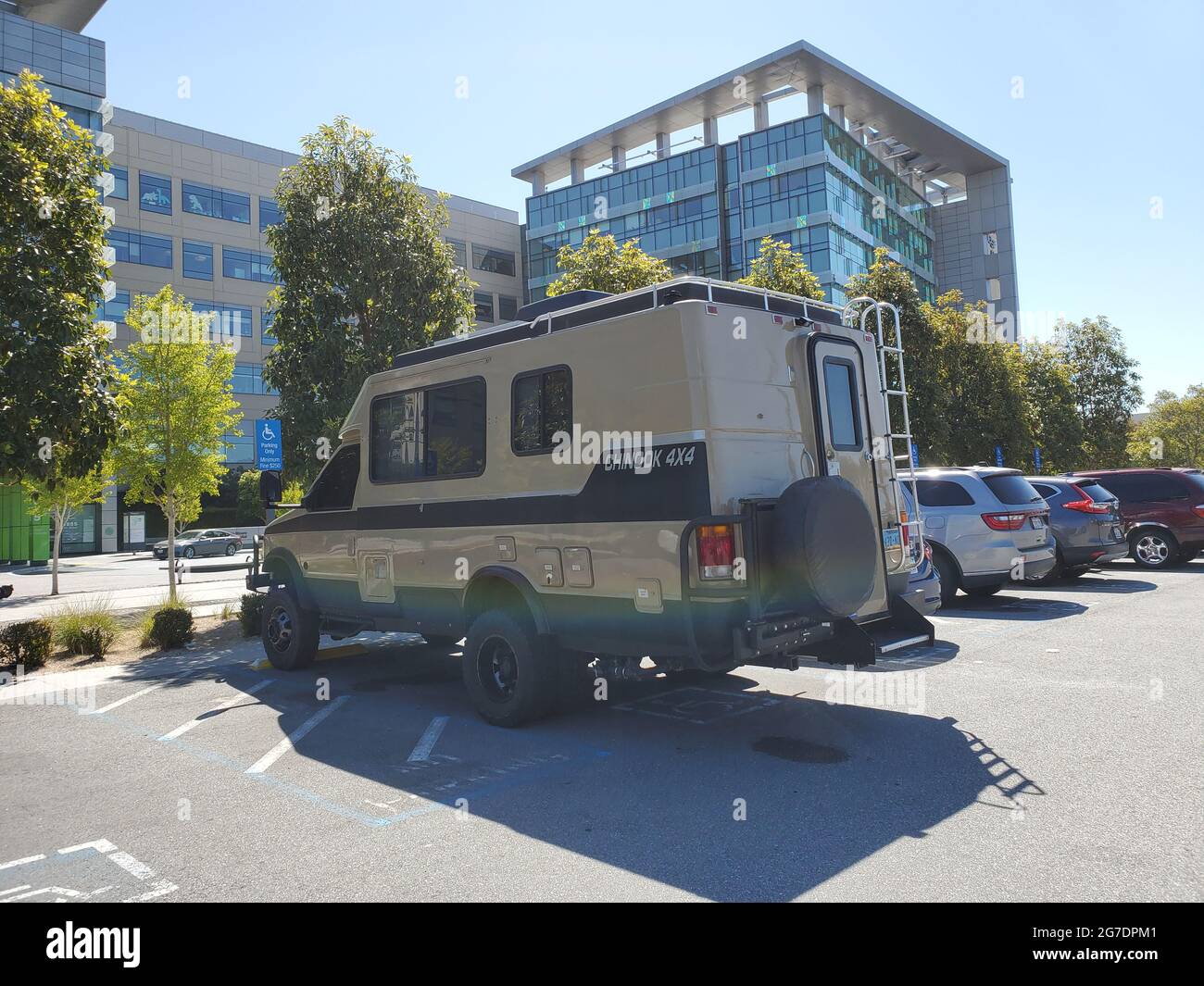 Vista en ángulo bajo de un vehículo recreativo Toyota Chinook estacionado en un espacio accesible en el Centro Médico UCSF en Mission Bay en San Francisco, California, 18 de abril de 2021. () Foto de stock