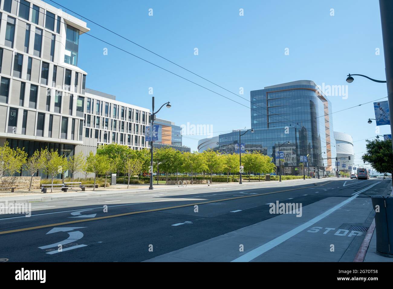 La sede de Uber es visible por una carretera en el barrio de Mission Bay en San Francisco, California, 18 de abril de 2021. () Foto de stock
