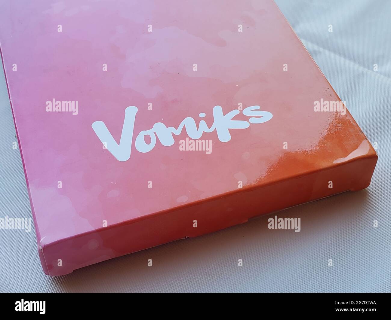 Logotipo de la empresa de suministros de arte Vomiks en la caja de Lafayette, California, 13 de mayo de 2021. () Foto de stock