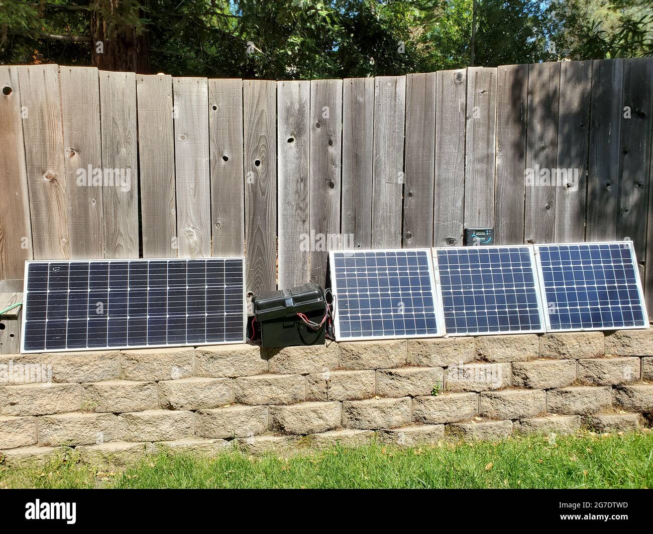 Sistema de paneles solares fuera de la red con paneles de Renogy en Lafayette, California, 13 de mayo de 2021. () Foto de stock