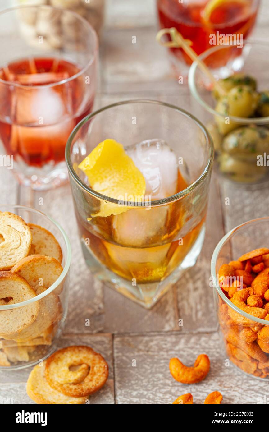 Bebidas alcohólicas, cócteles sobre hielo y aperitivos salados Fotografía  de stock - Alamy