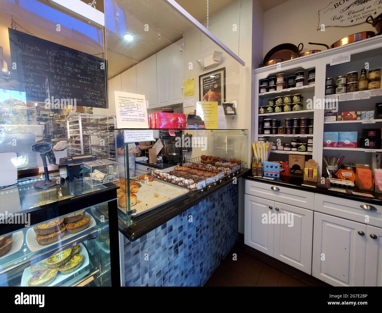 Amplio ángulo de interior de la panadería francesa La Chataigne en Lafayette, California, 11 de junio de 2021. () Foto de stock