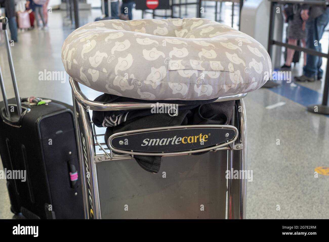 Carrito de equipaje a la carta y equipaje en la terminal del aeropuerto en el Aeropuerto Internacional de Oakland, Oakland, California, 28 de mayo de 2021. () Foto de stock