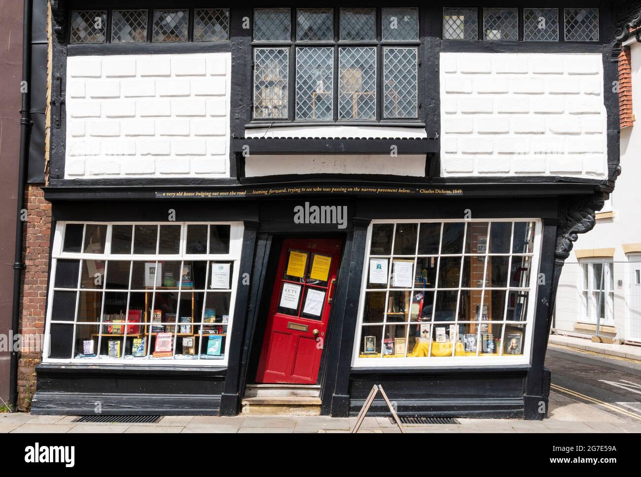 Sir John Boys House o The Crooked House o Catching Lives Charity Bookshop Palace street Canterbury Kent Inglaterra GB Europa Foto de stock