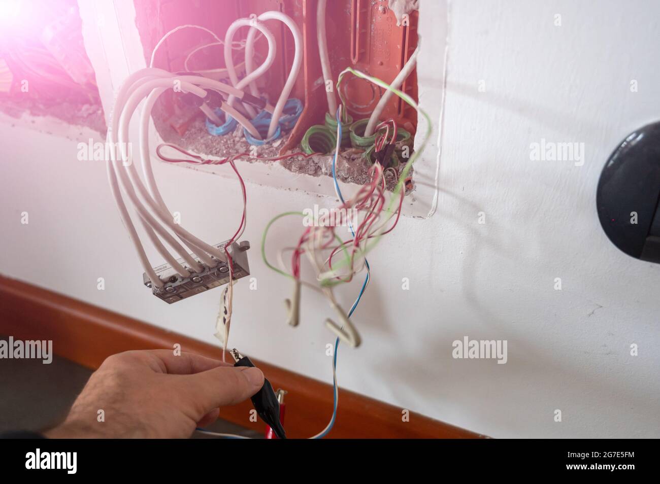 Cables Eléctricos De Colores Que Salen De Una Caja De Empalmes Abierta,  Durante La Renovación De Un Apartamento. Cables Eléctricos Que Salen De  Tubos Corrugados Dentro De La Caja De Empalmes Colocada