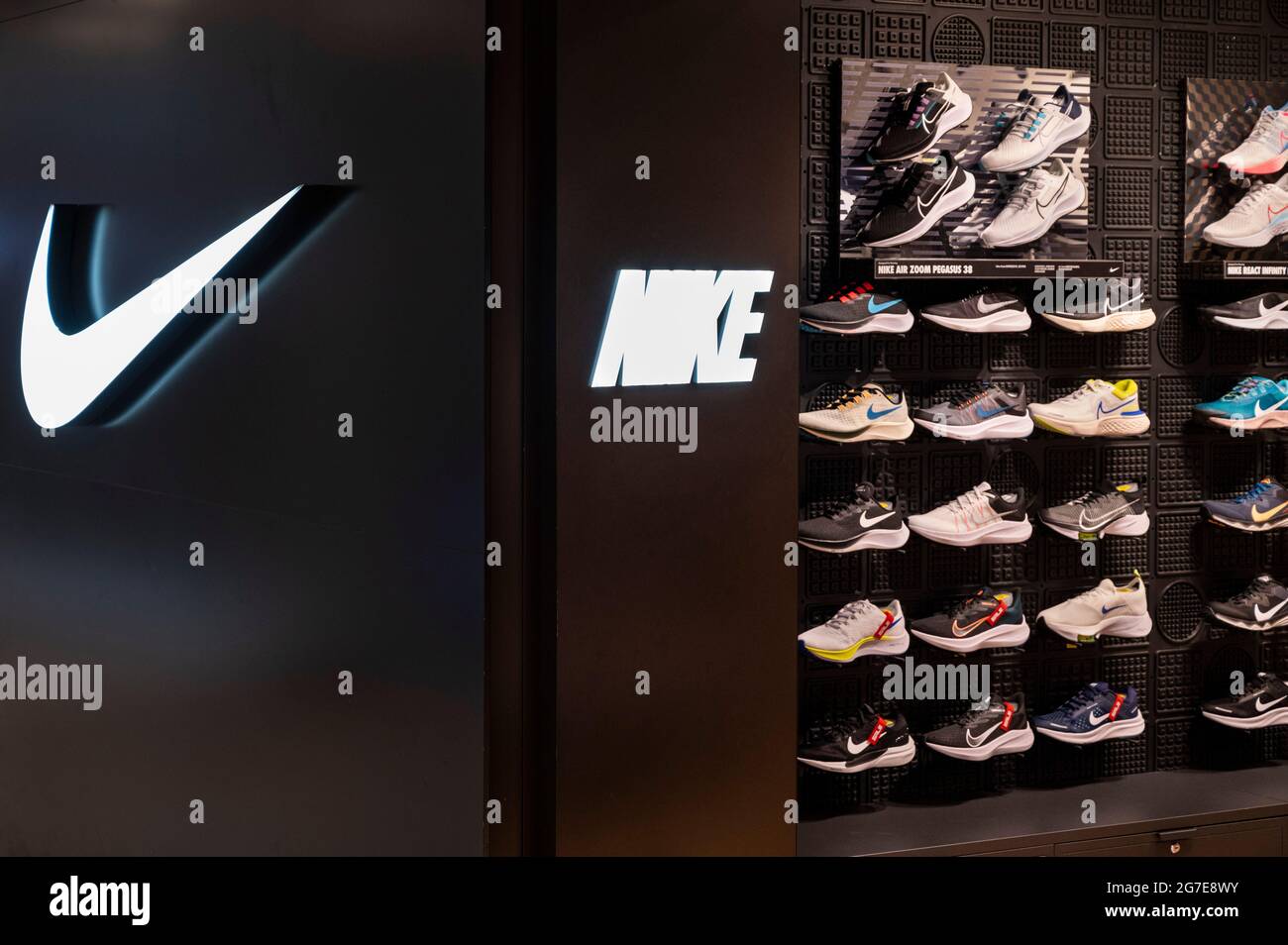 Desde detrás Sada Multinacional americana marca de ropa deportiva Nike Store. Visto en Hong  Kong Fotografía de stock - Alamy