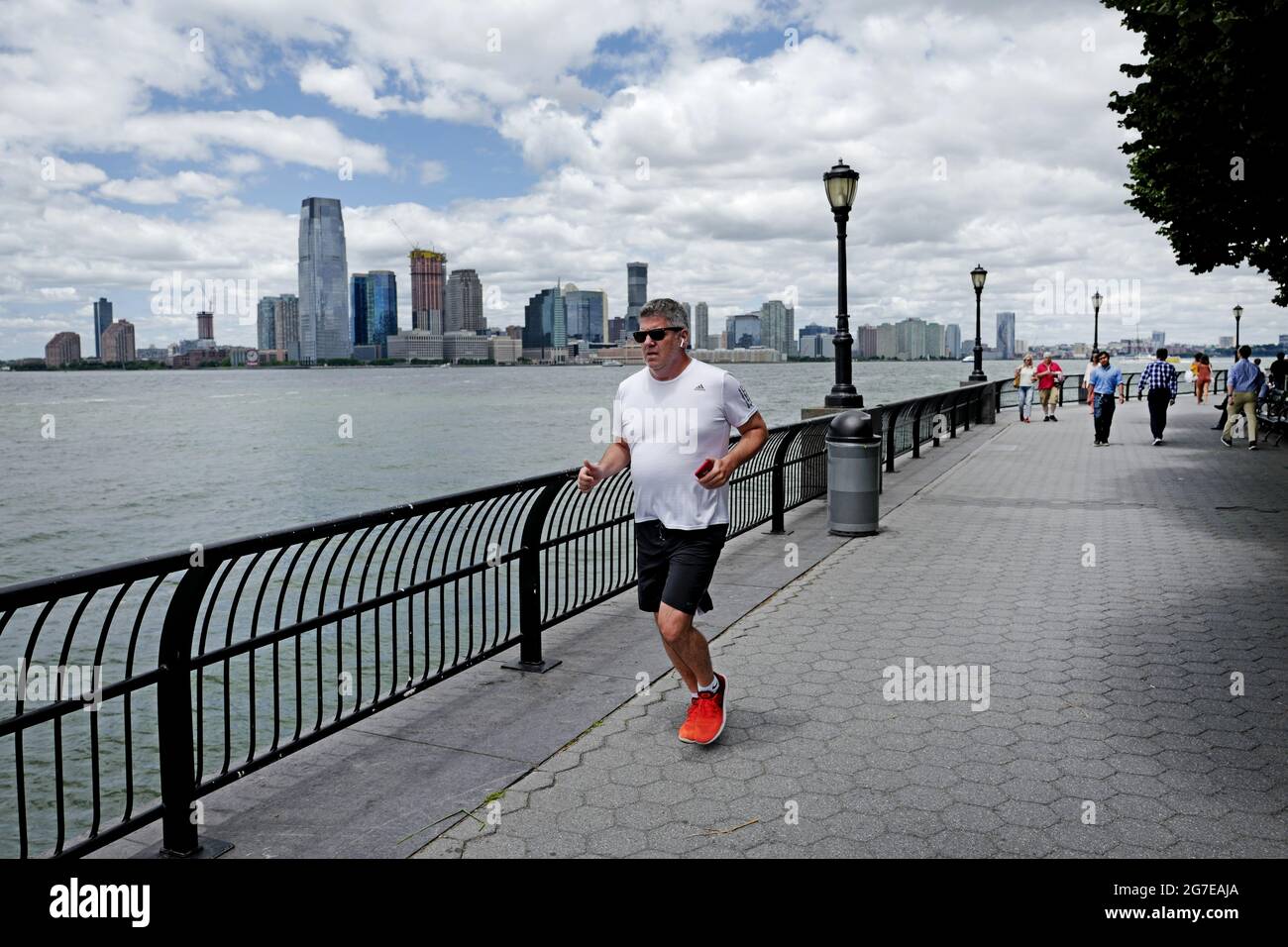 Hombre corredor en el camino de Battery Park, en la ciudad de Nueva York. Foto de stock