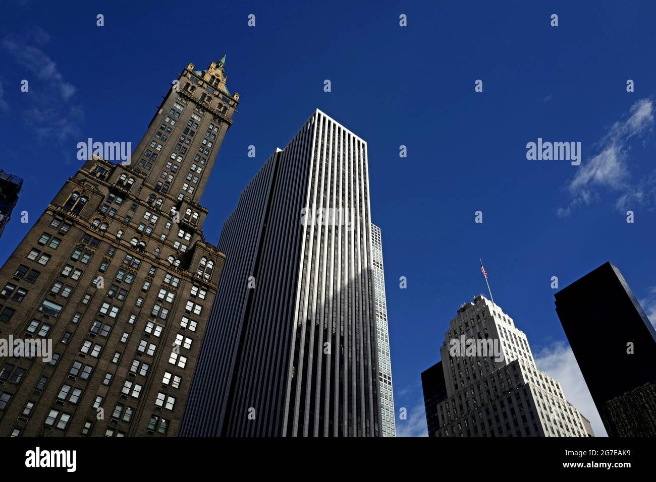 Día del horizonte de Manhattan, visto desde la Avenida 5th, en la ciudad de Nueva York. Foto de stock