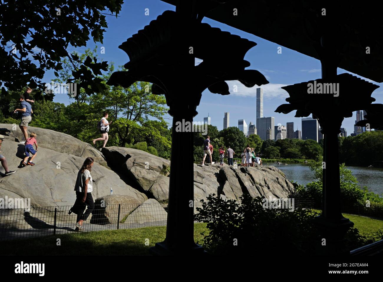 Botes de remo en el lago Central Park, en un caluroso fin de semana de verano, en la ciudad de Nueva York. Foto de stock