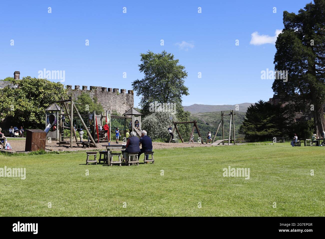 Zona de juegos para niños en el Castillo Muncaster, Cumbria Foto de stock