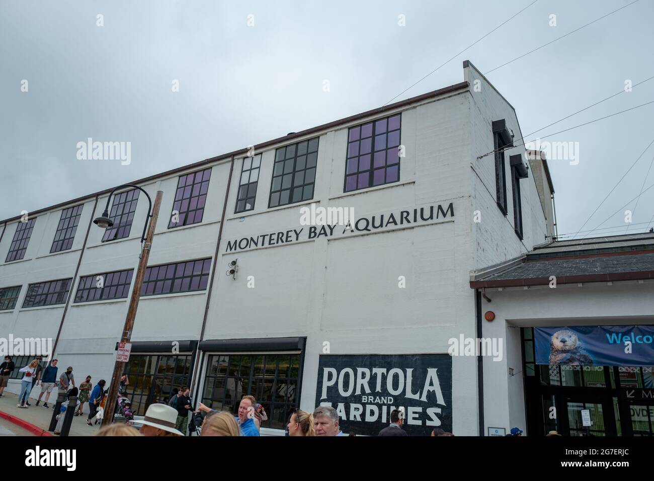 Fachada del Monterey Bay Aquarium, Monterey, California, en Cannery Row, julio, 2021. () Foto de stock