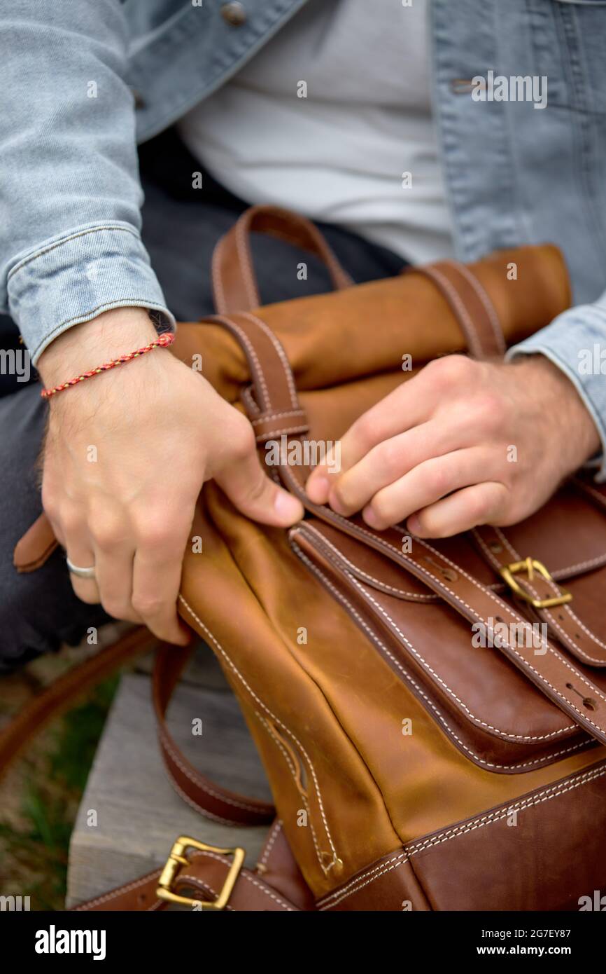 Hombre manos tomando cuero marr n mano Mochila a pie de viaje