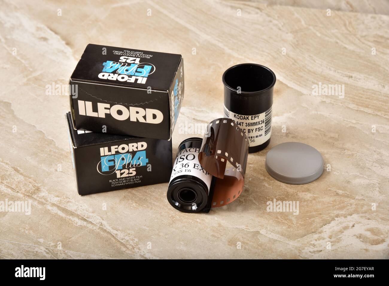 Cajas de película Ilford de 35 milímetros y un rollo de película Kodak, editorial ilustrativa Foto de stock