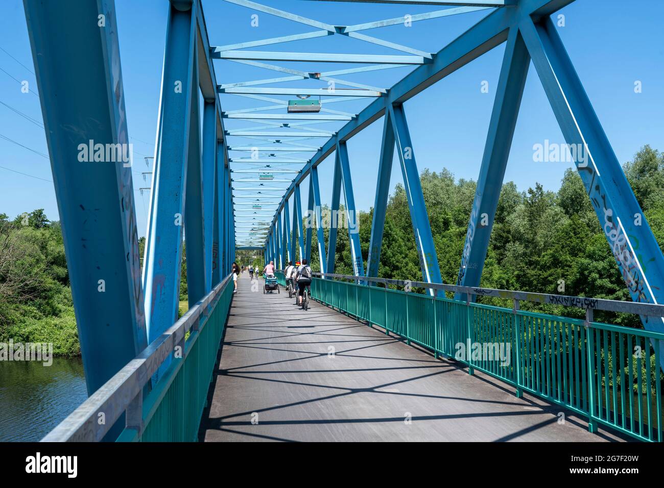 El puente azul sobre el Ruhr cerca de Mülheim-Styrum, bicicleta y sendero de pie, NRW, Alemania, Foto de stock