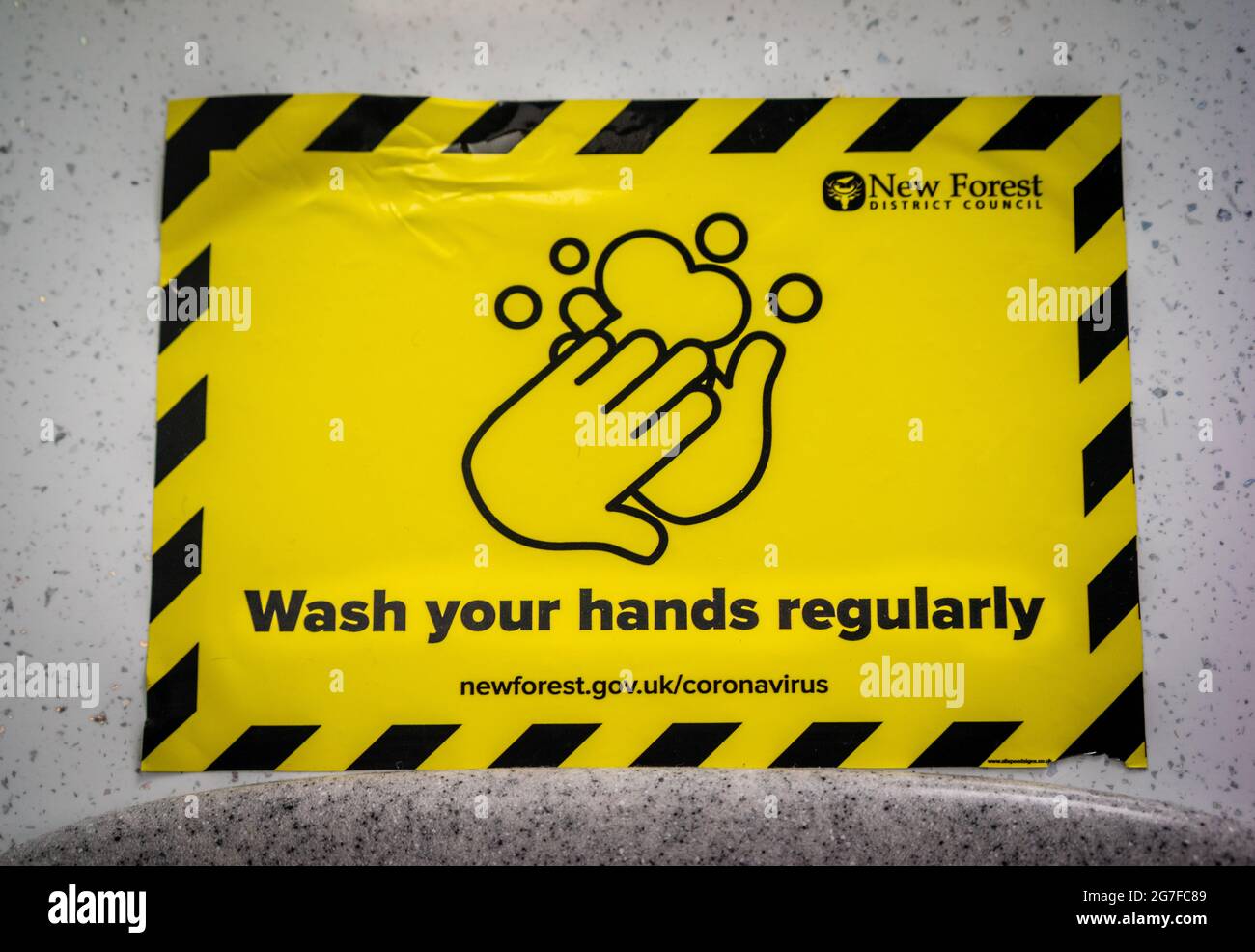 Lávese las manos con regularidad, firme en un baño público durante la pandemia de coronavirus 2021, Inglaterra, Reino Unido Foto de stock