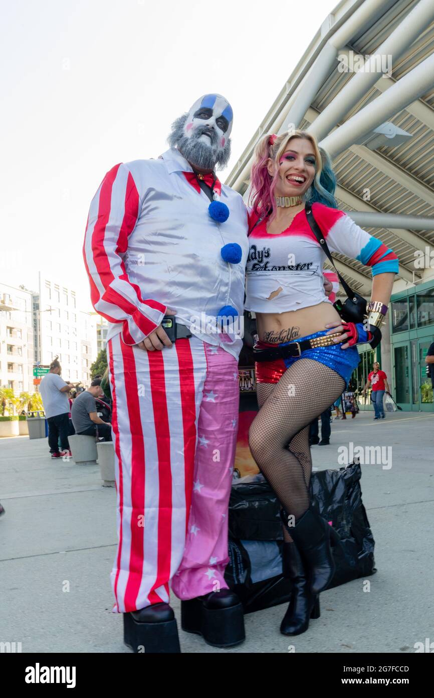 Cosplayers vestidos como Harley Quinn y Pennywise la pose de payaso bailando en la convención Comic Con en Los Angeles, CA, Estados Unidos Foto de stock