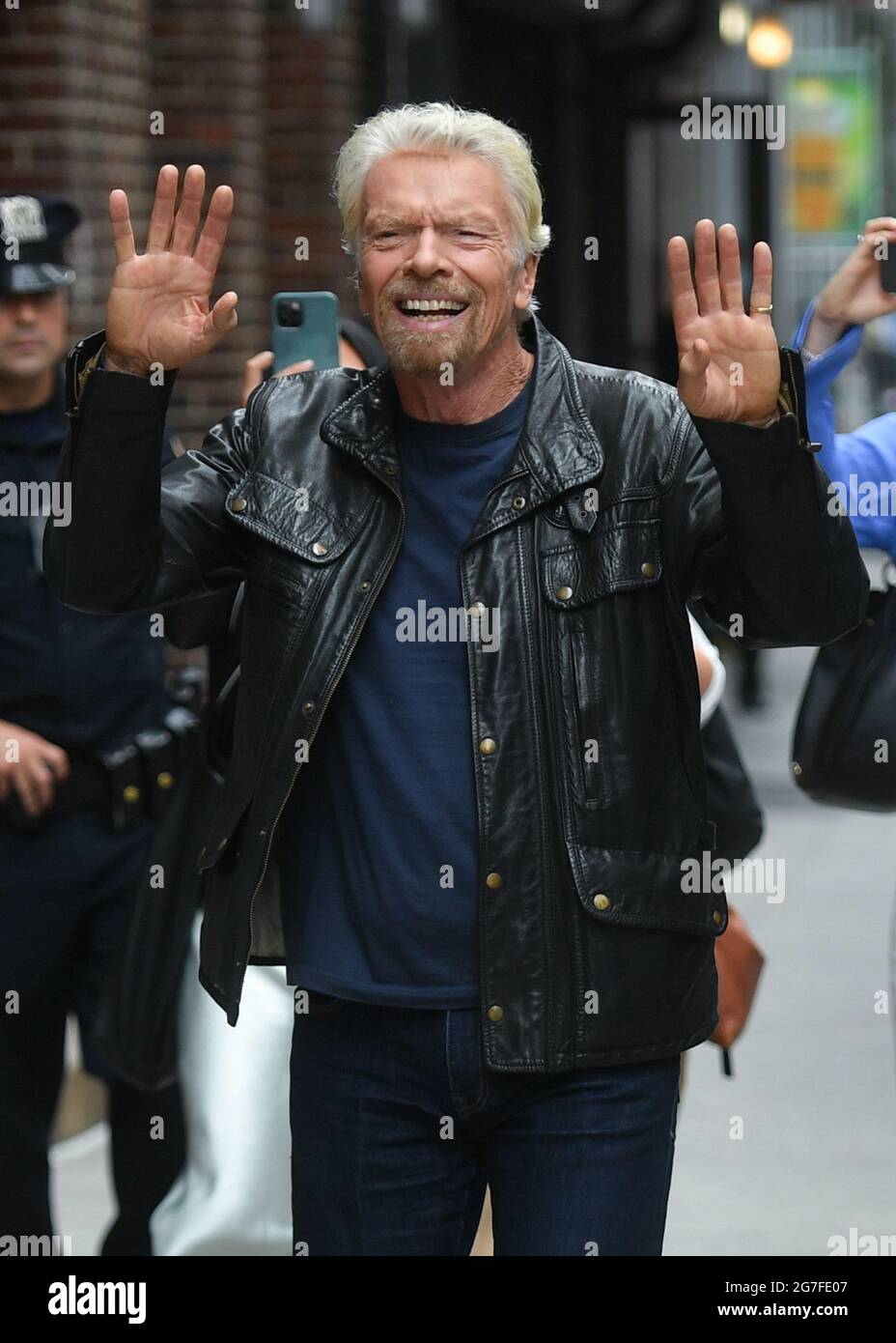 Sir Richard Branson llega al espectáculo tardío con Stephen Colbert en Nueva York. 13 jul 2021 Foto de stock