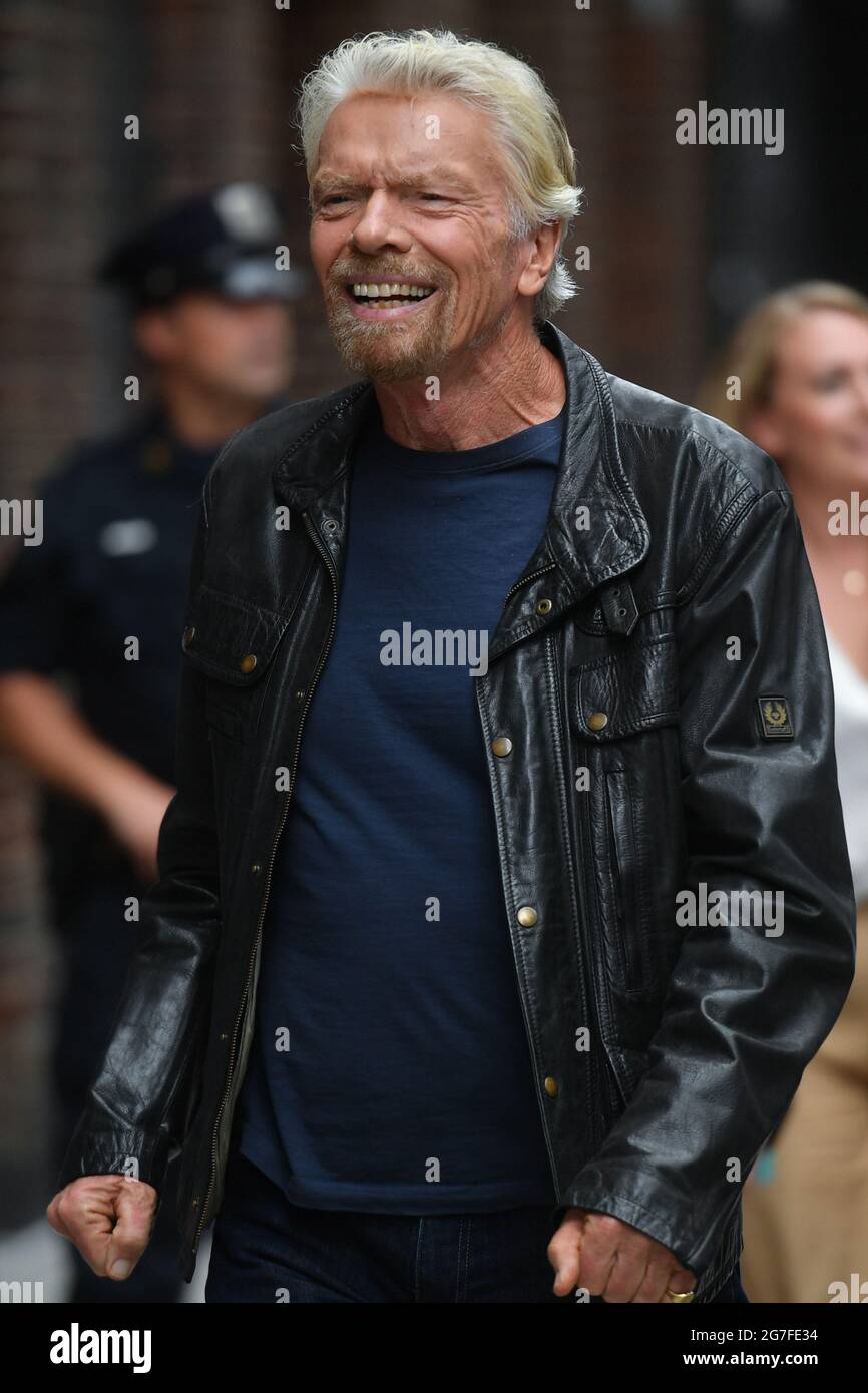 Sir Richard Branson llega al espectáculo tardío con Stephen Colbert en Nueva York. 13 jul 2021 Foto de stock