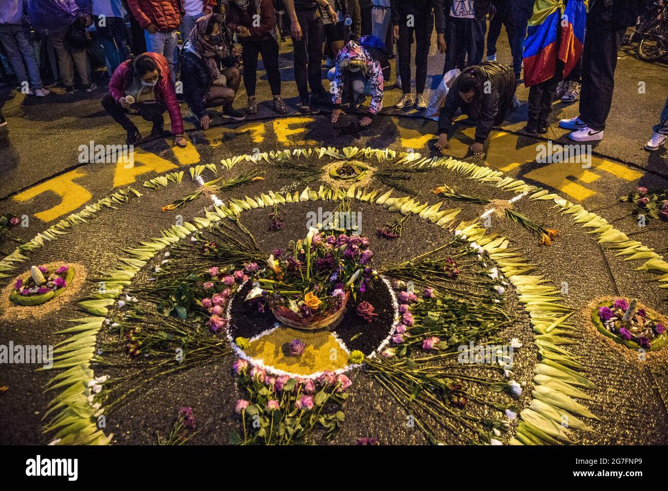 Un círculo de flores para rendir homenaje a Jaime Fandiñ 11th de julio, en el sur de Bogotá, se organizó un homenaje en memoria de Jaime Fandiño, un hombre de 32 años Un círculo de flores para rendir homenaje a Jaime Fandiñ 11th de julio, en el sur de Bogotá, se organizó un homenaje en memoria de Jaime Fandiño, un hombre de 32 años