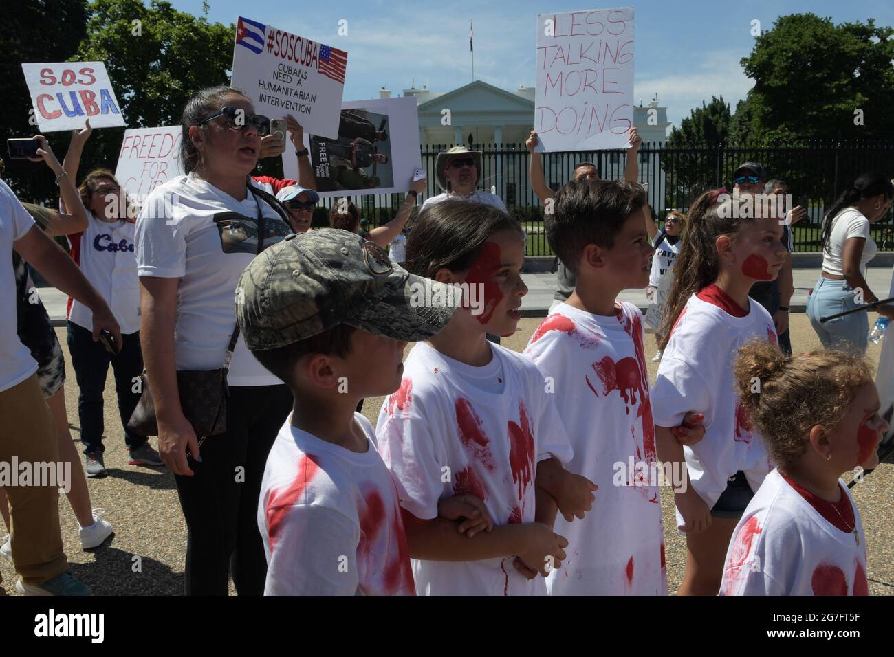 Washington, Estados Unidos. 13th de julio de 2021. Los manifestantes  cubanos de nosotros somos más y no tememos que el movimiento que lleva camisas  blancas con pintura roja participe durante un mitin
