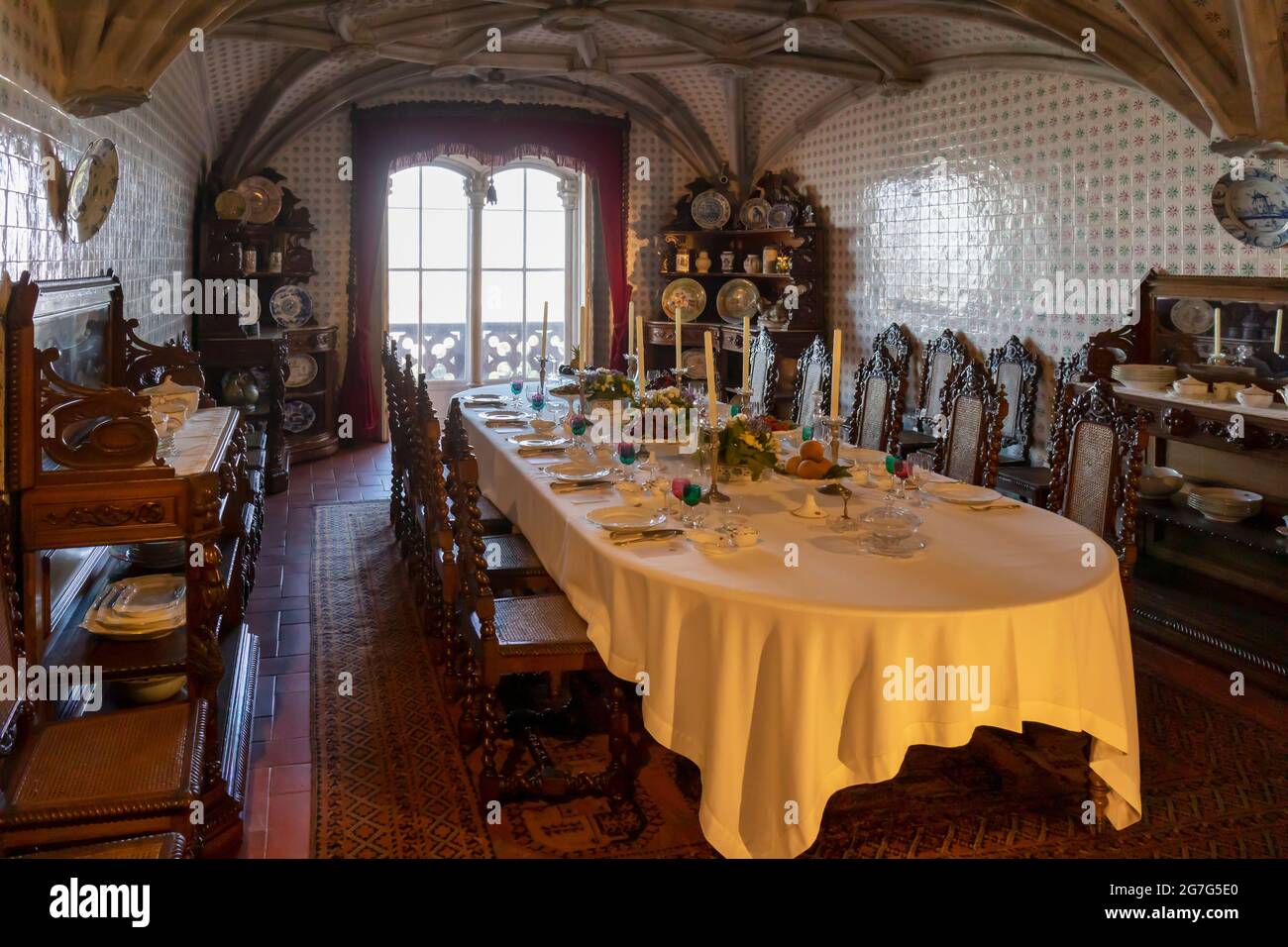 El comedor, originalmente el refectorio de los monjes Hieronymita en el Palacio Nacional de Pena, Sintra, distrito de Lisboa, Portugal. El estilo romántico Foto de stock