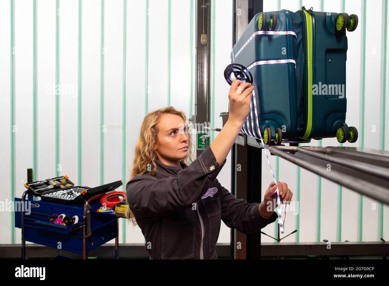 USO EDITORIAL SOLAMENTE Kayleigh Ross lanza un concurso para Premier Inn,  Wheelies : The Suitcase Mechanics, que es el mundo??s-primer garaje de  coche convertido en tienda de actualización de maletas, Londres. Fecha