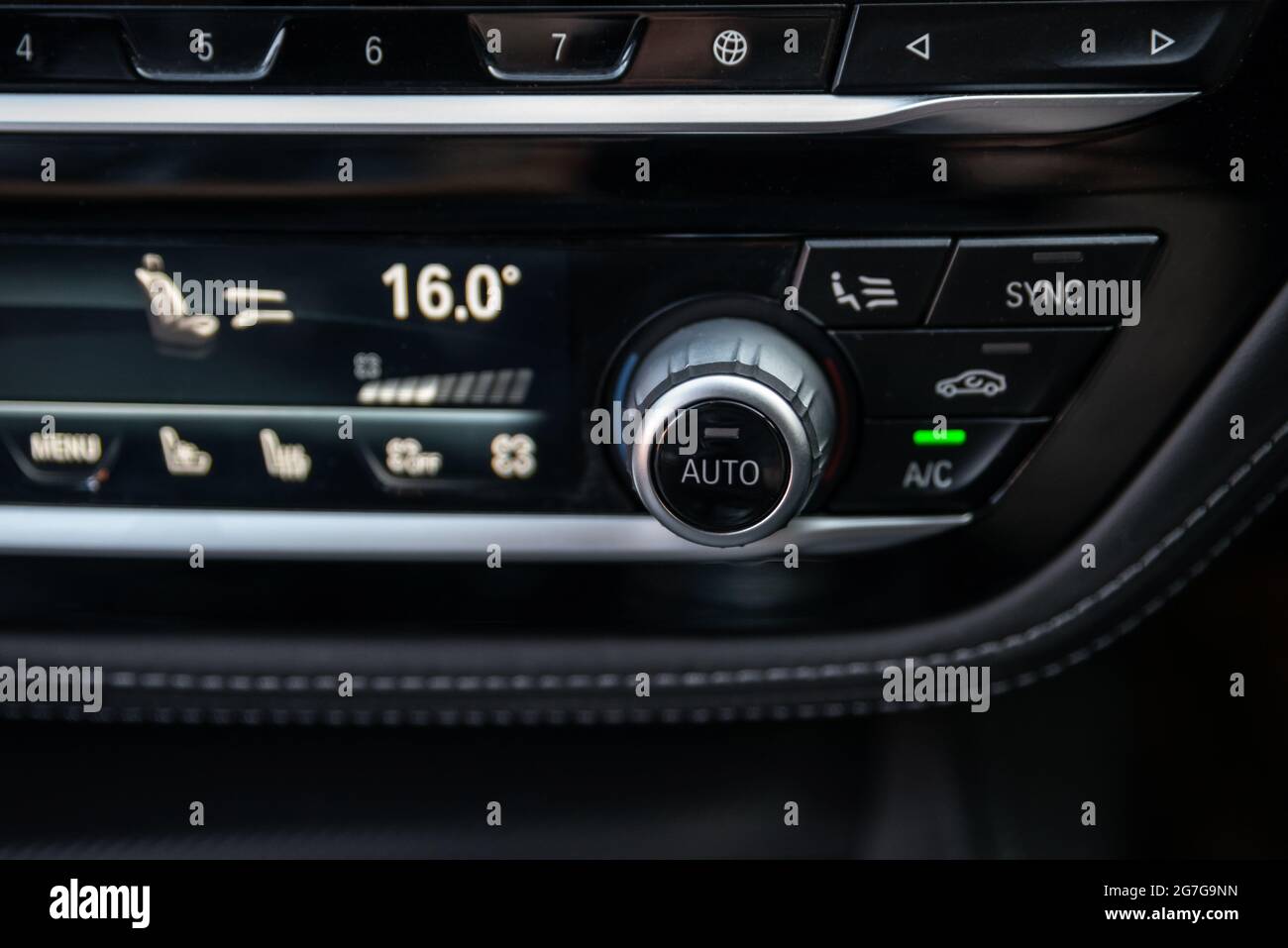 Sistema de ventilación y botón del aire acondicionado en el interior de un  coche. Sistema de climatización del vehículo. La pantalla indica la  temperatura en el interior del vehículo. Aire de refrigeración