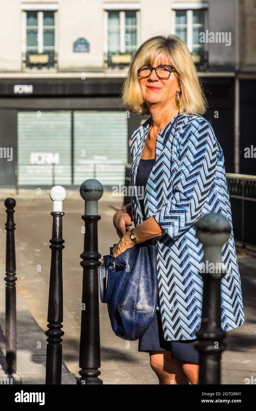 Mujer rubia elegantemente vestida en la calle - París, Francia. Foto de stock