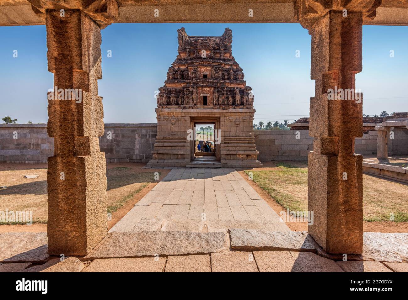 Templo Chandrasekhara, Patrimonio de la Humanidad de la UNESCO, situado en las ruinas de la antigua ciudad Vijayanagar en Hampi, Karnataka, India Foto de stock