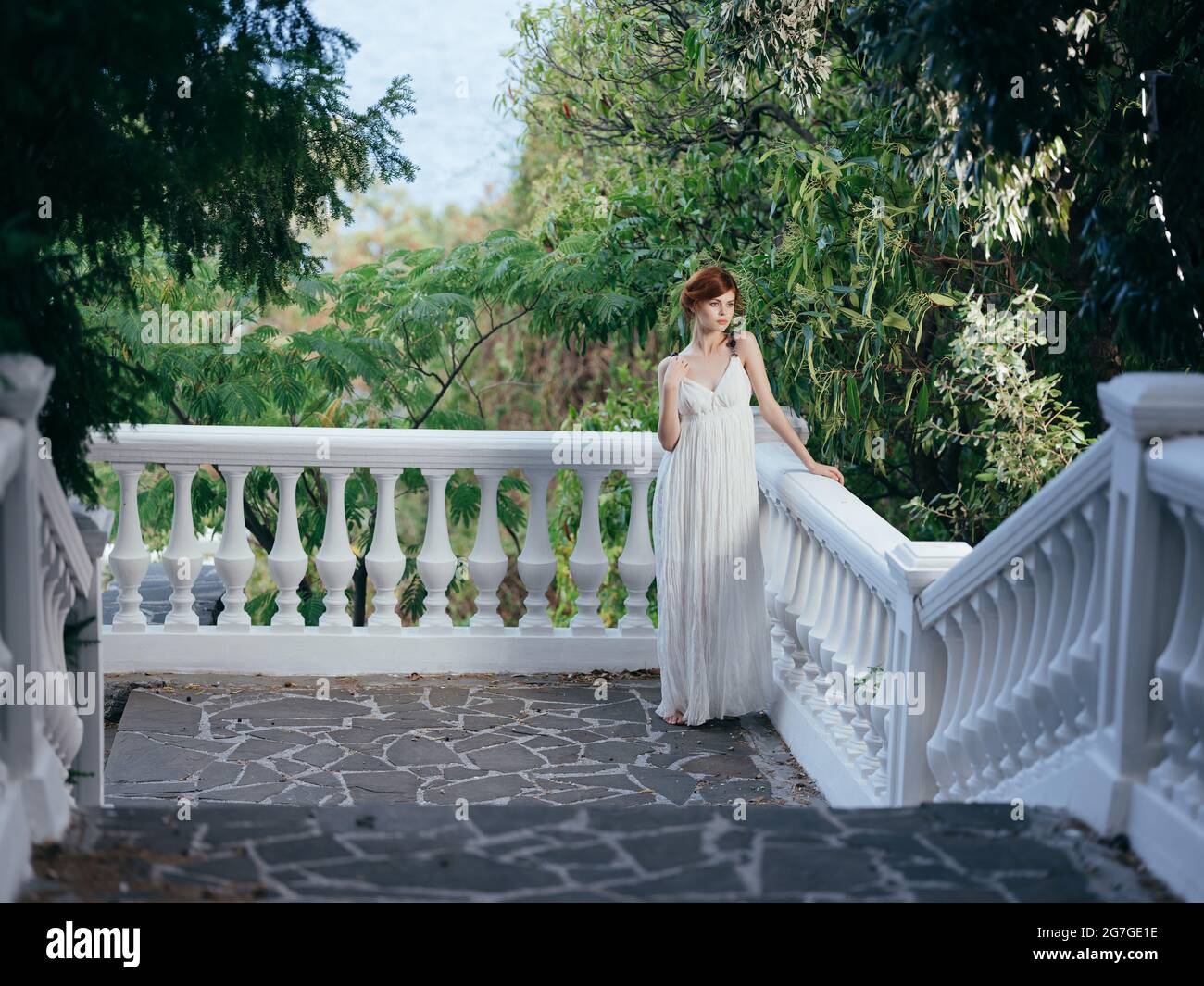 Mujer en vestido blanco estilo griego de moda posando mitología Fotografía  de stock - Alamy