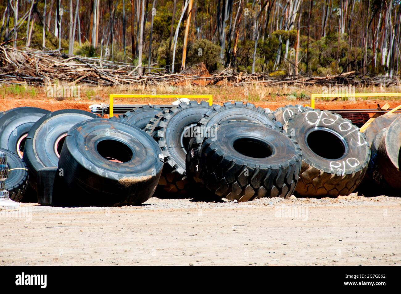 Neumáticos para camiones de minería de servicio pesado Foto de stock