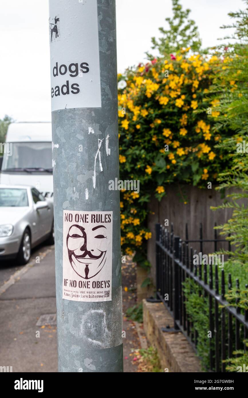 Una pegatina producida por el grupo White Rose de la negación de Covid muestra una imagen de la máscara de Guy Fawkes y las palabras 'Nadie gobierna si nadie obedece'. Foto de stock