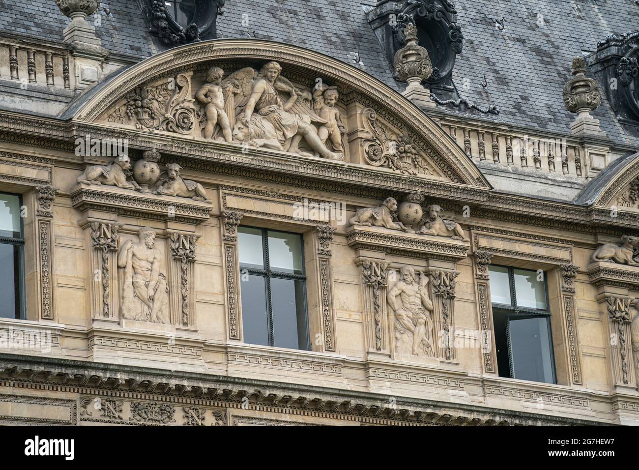 El Louvre, o el Museo del Louvre, es el museo de arte más grande del mundo y un monumento histórico en París, Francia Foto de stock