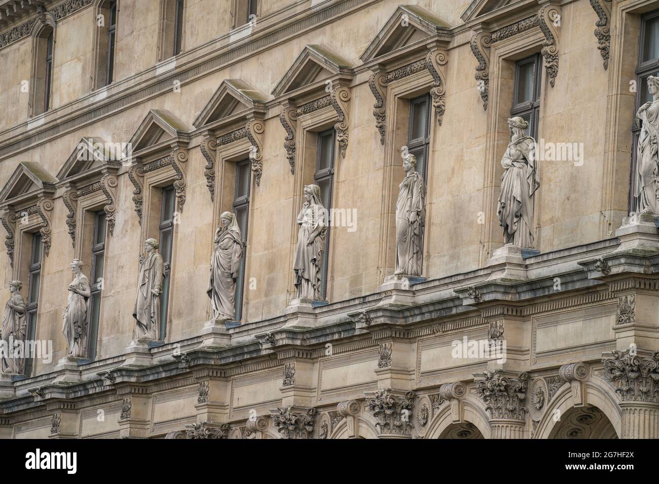 El Louvre, o el Museo del Louvre, es el museo de arte más grande del mundo y un monumento histórico en París, Francia Foto de stock