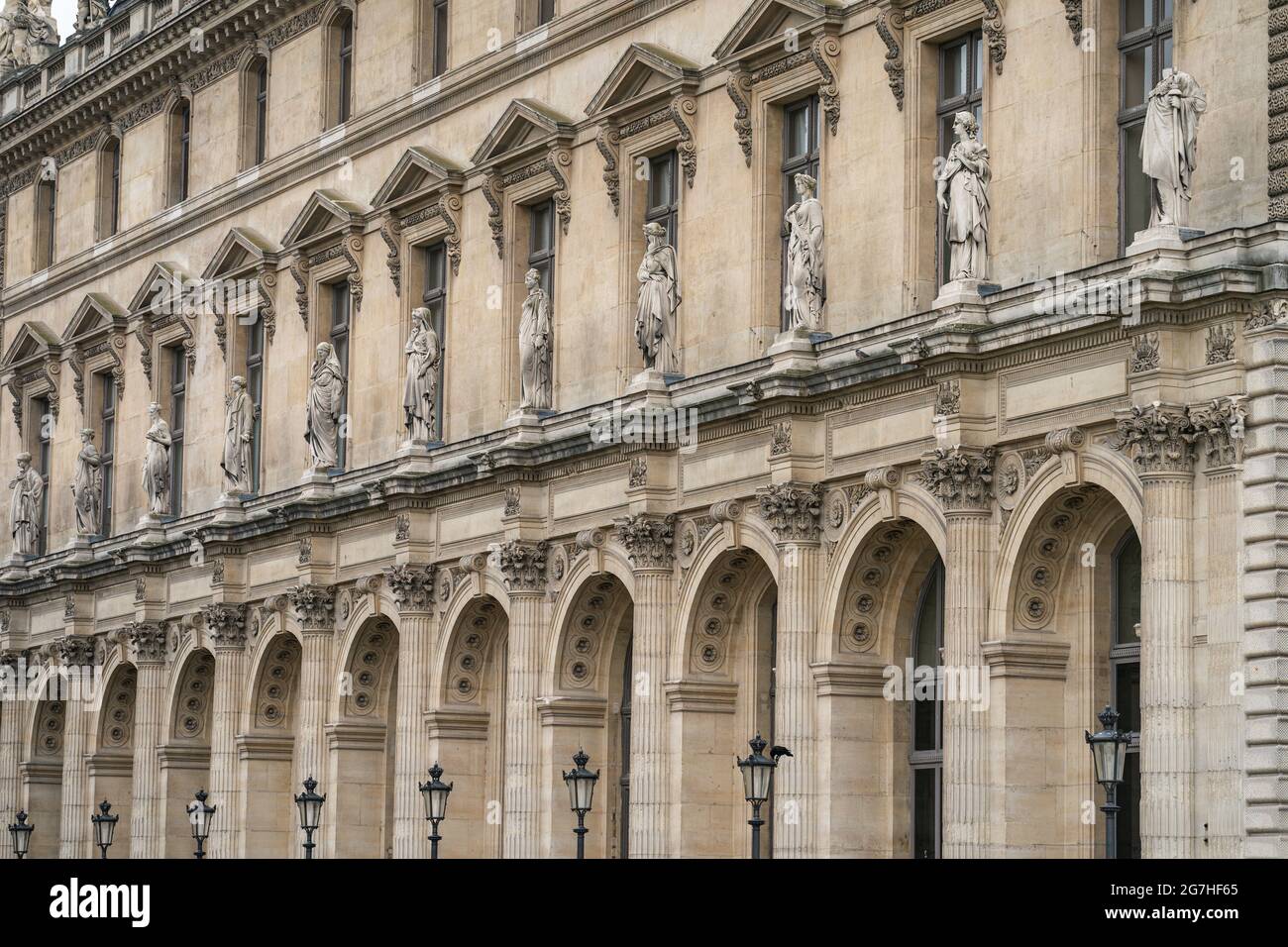 El Louvre, o el Museo del Louvre, es el museo de arte más grande del mundo y un monumento histórico en París, Francia Foto de stock