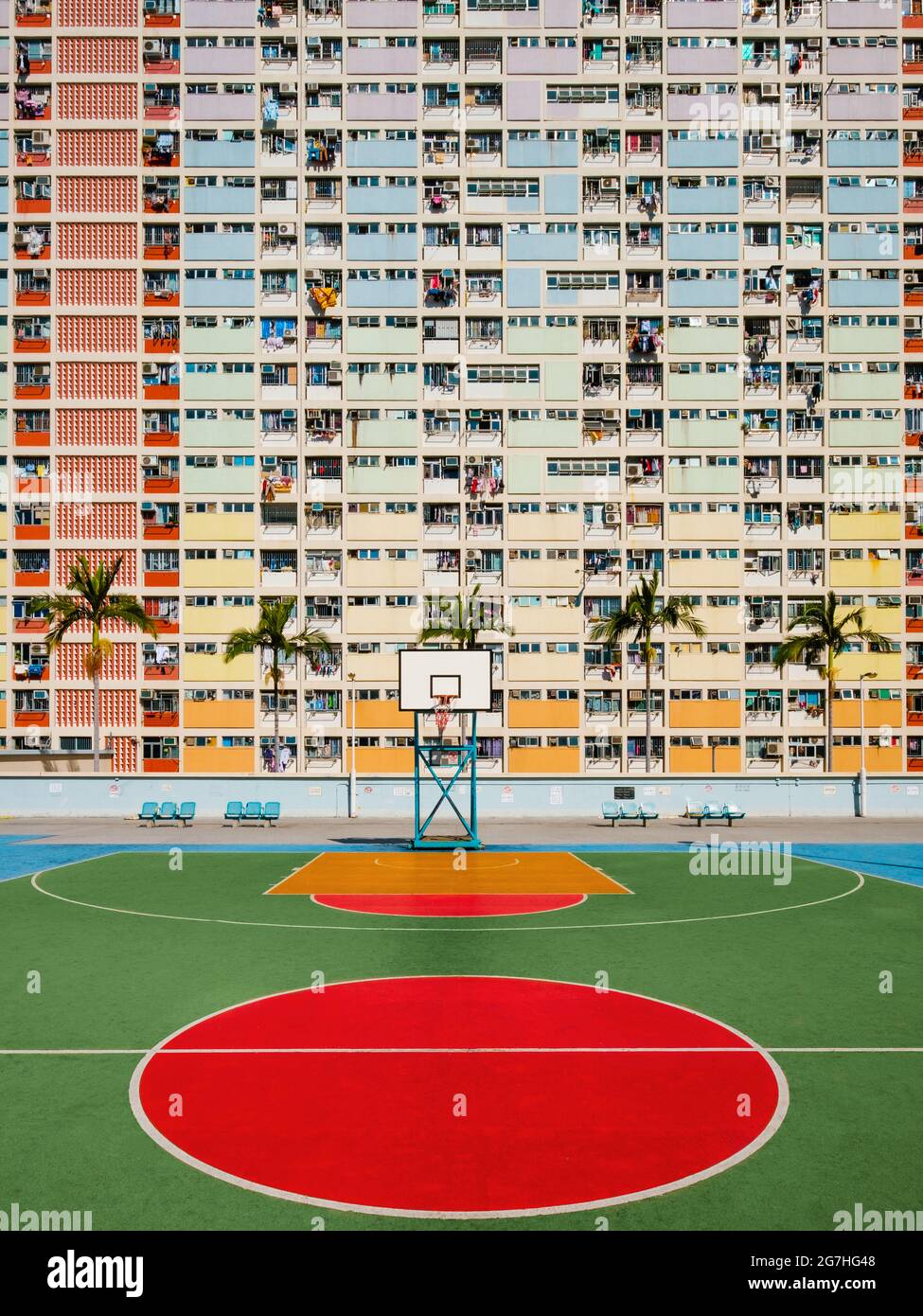 Colorida cancha de baloncesto y fachada de edificio de color arco iris en Hong  Kong Fotografía de stock - Alamy