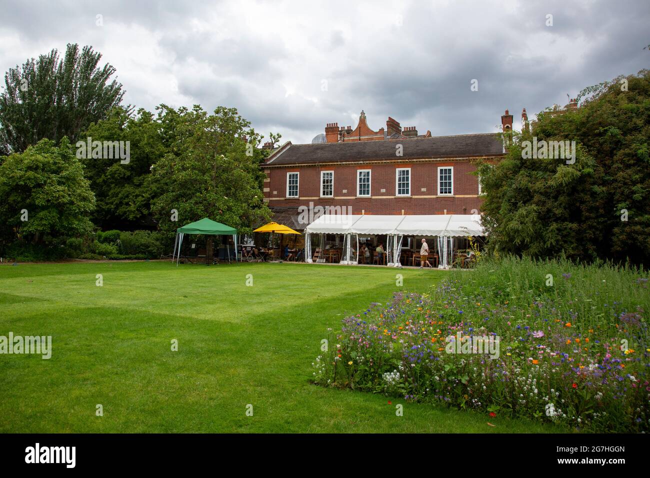 El café del Chelsea Physic Garden, Londres, Reino Unido. El Chelsea Physic Garden es uno de los jardines botánicos más antiguos de Gran Bretaña. En 1673, fue esta Foto de stock