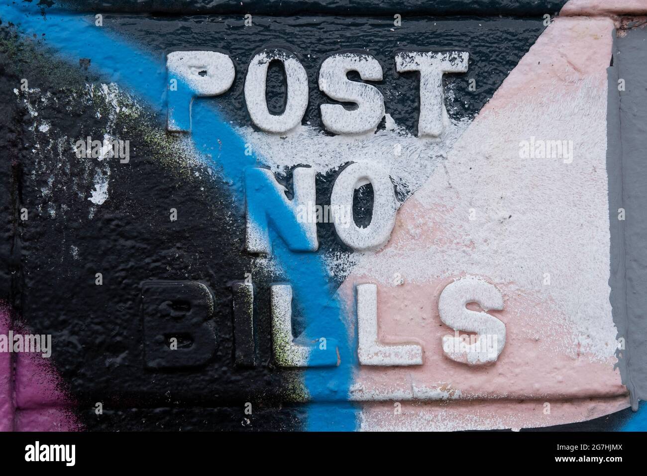 Post No Bills, antiguo cartel de la calle en un puente en Camden Town, cubierto de graffiti. Foto de stock