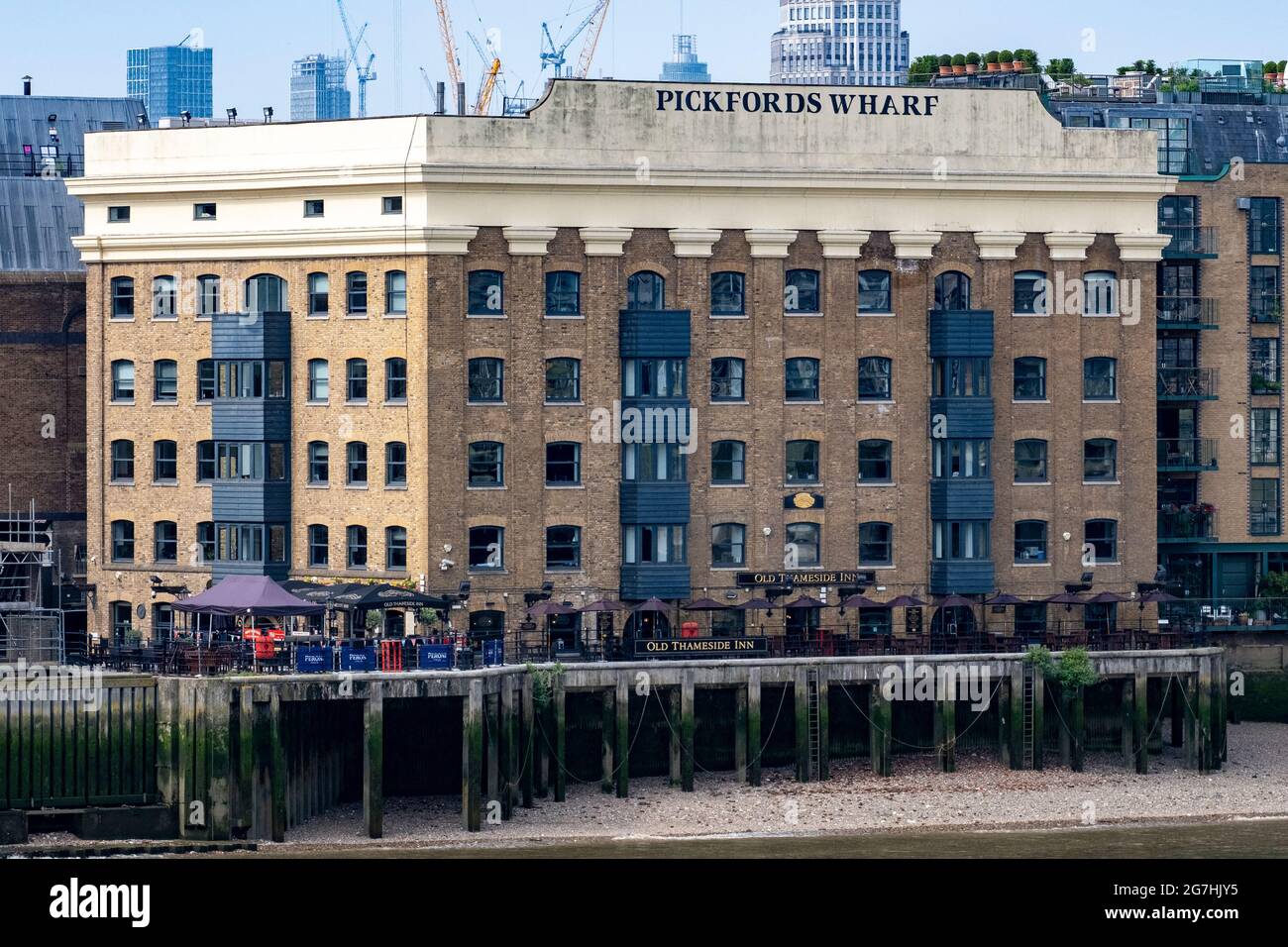 Pickfords Wharf, un almacén renovado del puerto de Londres que lleva el nombre de la compañía de mudanzas que una vez operó desde las instalaciones, ahora apartamentos Foto de stock