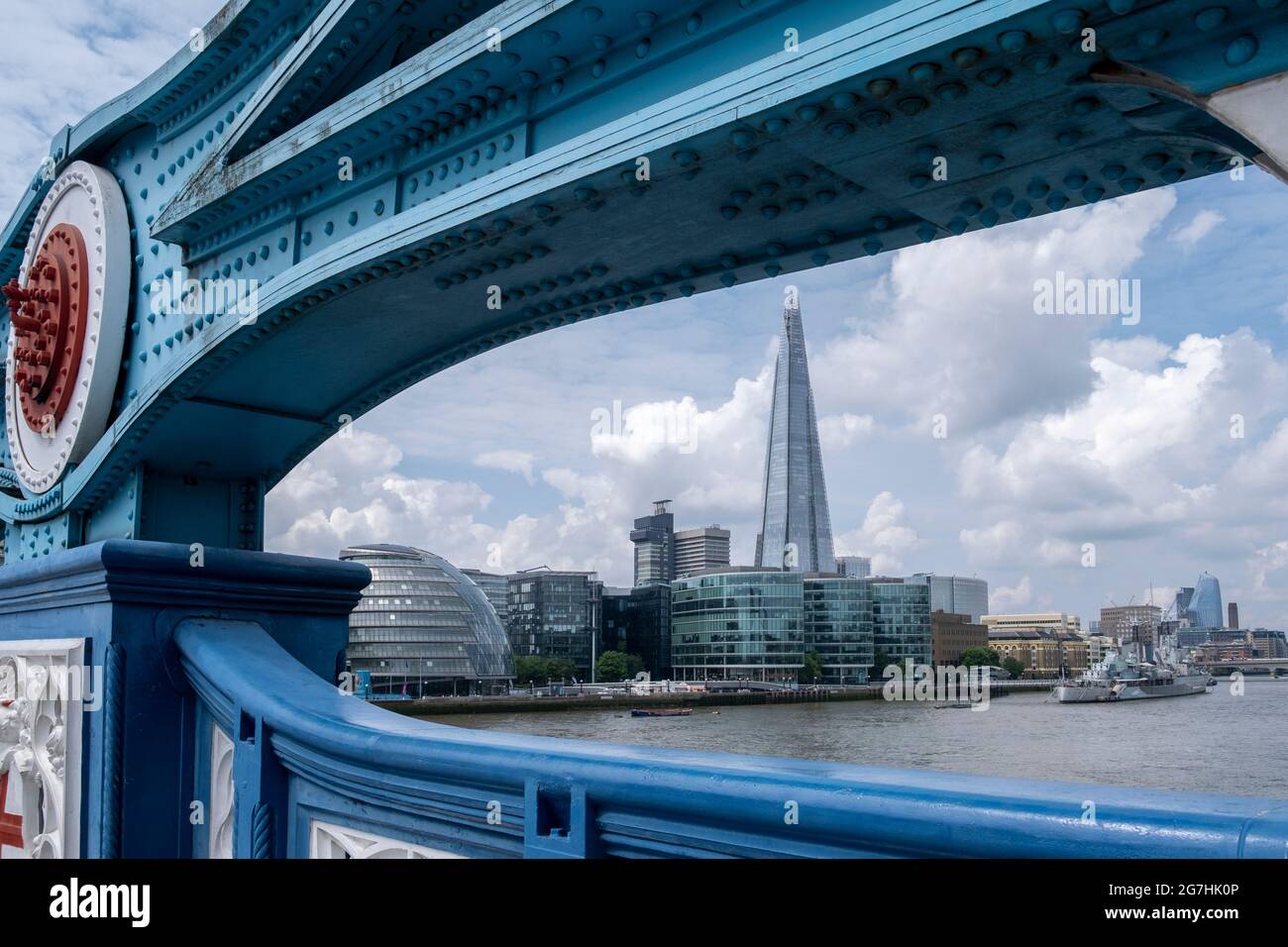 El Shard visto a través de la superestructura de Tower Bridge que proporciona un contraste entre la ingeniería victoriana y del siglo 21st en Londres Foto de stock