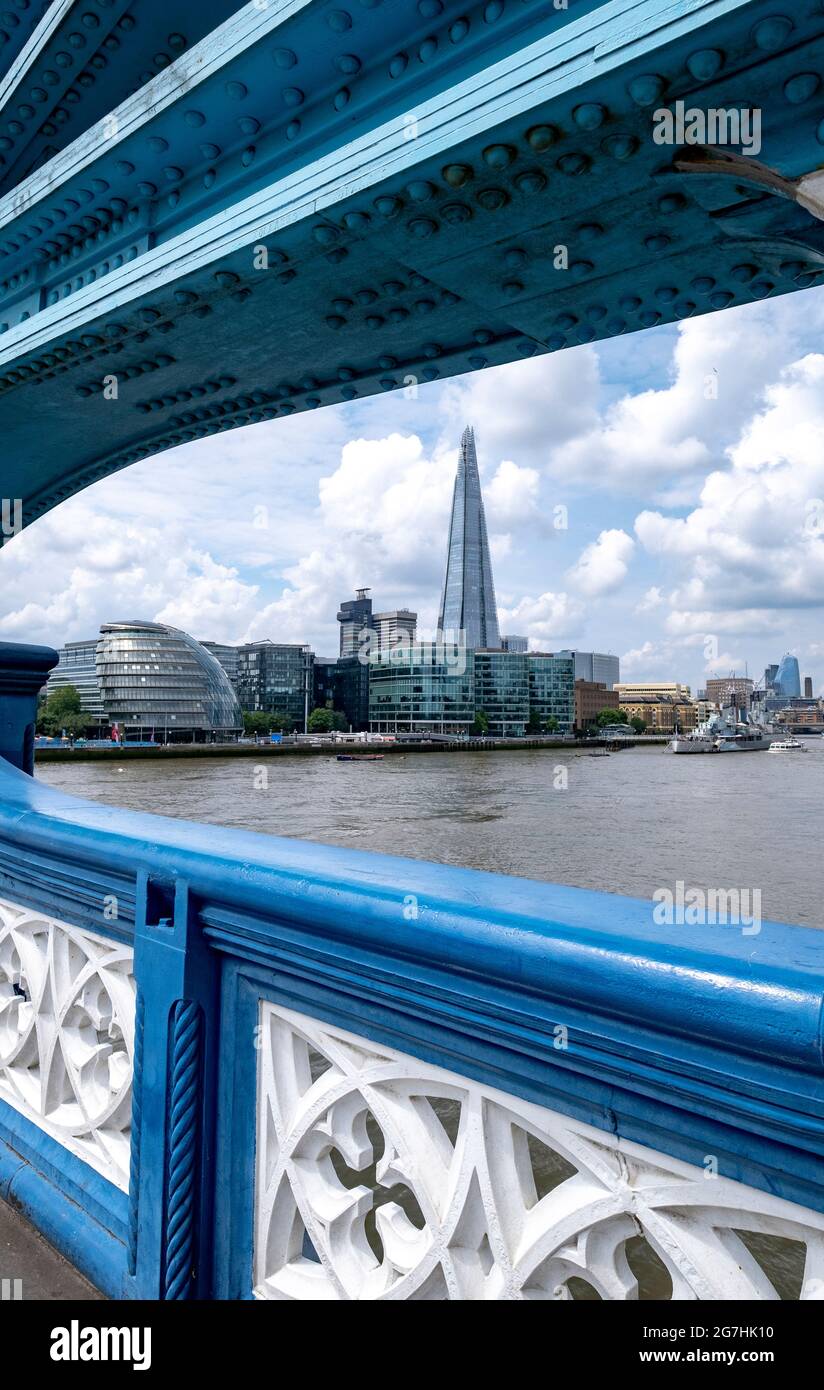 El Shard visto a través de la superestructura de Tower Bridge que proporciona un contraste entre la ingeniería victoriana y del siglo 21st en Londres Foto de stock