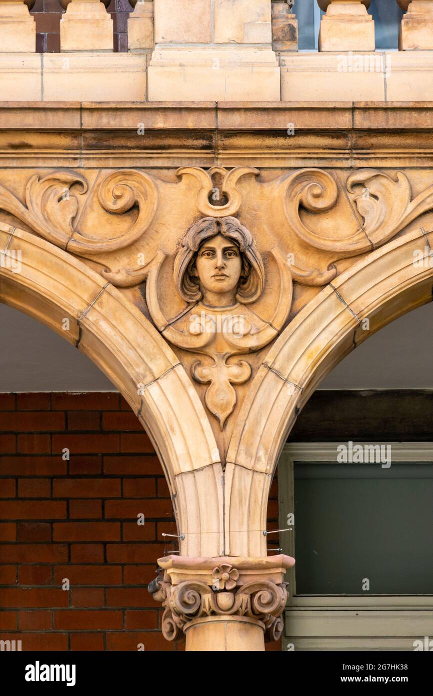 Royal Hospital for Children and Women, Waterloo Road, construido en 1905 estilo renacentista lombardo, con porche de cerámica Doulton y señalización ahora un albergue Foto de stock