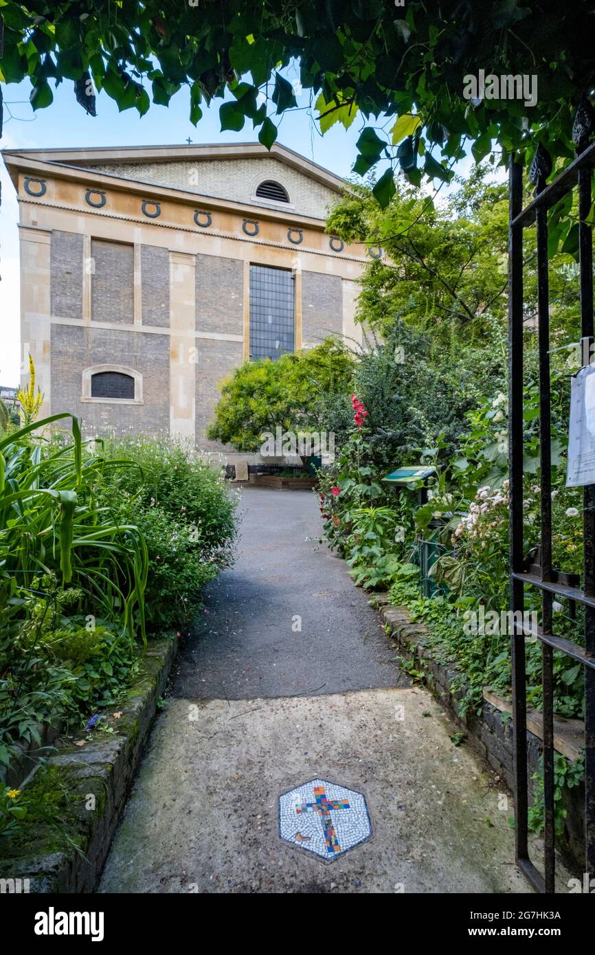 Entrada a los jardines de la Iglesia Anglicana de San Juan, Waterloo, construida entre 1822 y 24 en el estilo de la reaparición griega, diseñada por Francis Octavius Bedford. Foto de stock