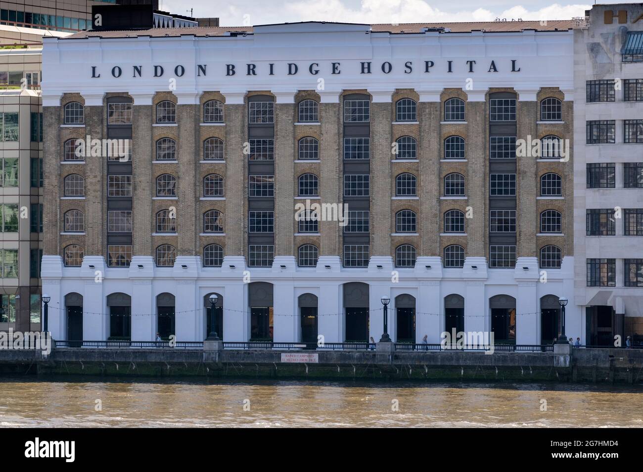 Frente a la orilla sur del río del London Bridge Hospital anteriormente Chamberlains Wharf (1861), adquirido en 1983 como una extensión del hospital existente. Foto de stock