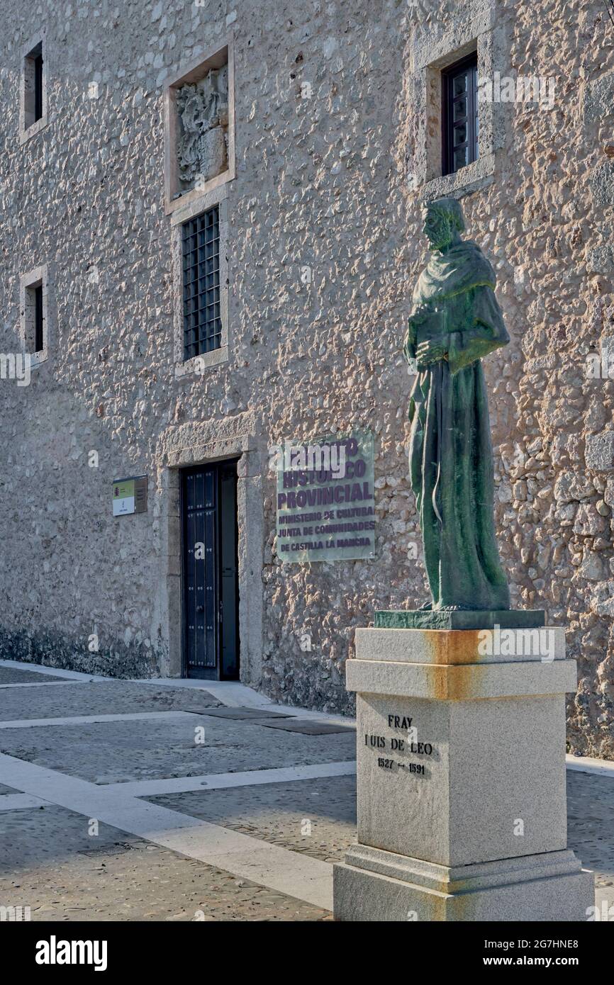 Escultura de Fray Luis de León realizada en bronce por el escultor Javier Barrios y el Archivo Histórico Provincial. Cuenca, Castilla la Mancha, España Foto de stock