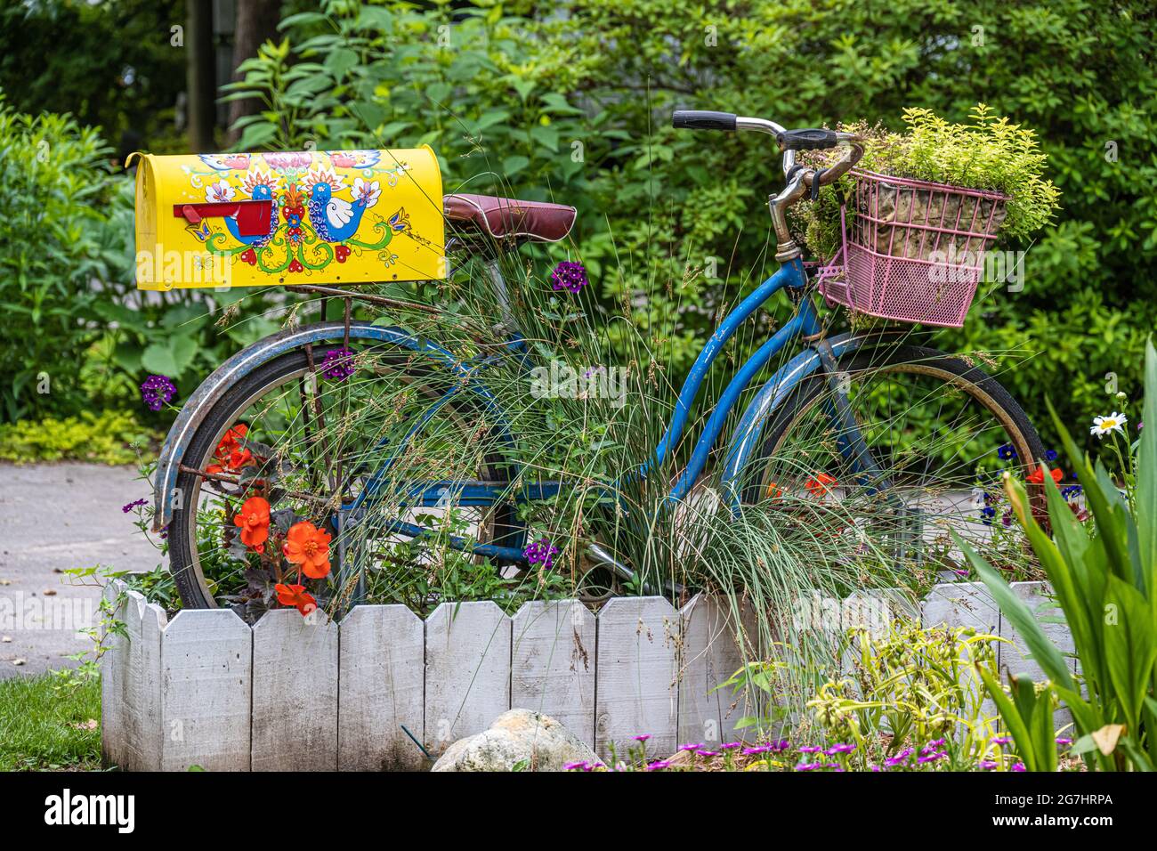Buzón único de bicicletas de jardín de flores en Helen, Georgia, una pequeña ciudad turística alpina en las montañas del norte de Georgia. (EE. UU.) Foto de stock