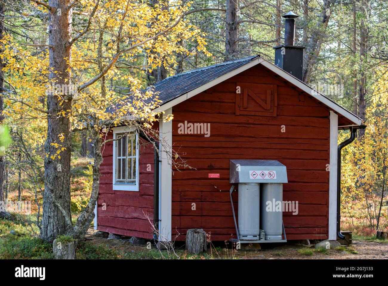 Cabaña de madera para uso de turistas en el Parque Nacional Muddus, Suecia Foto de stock