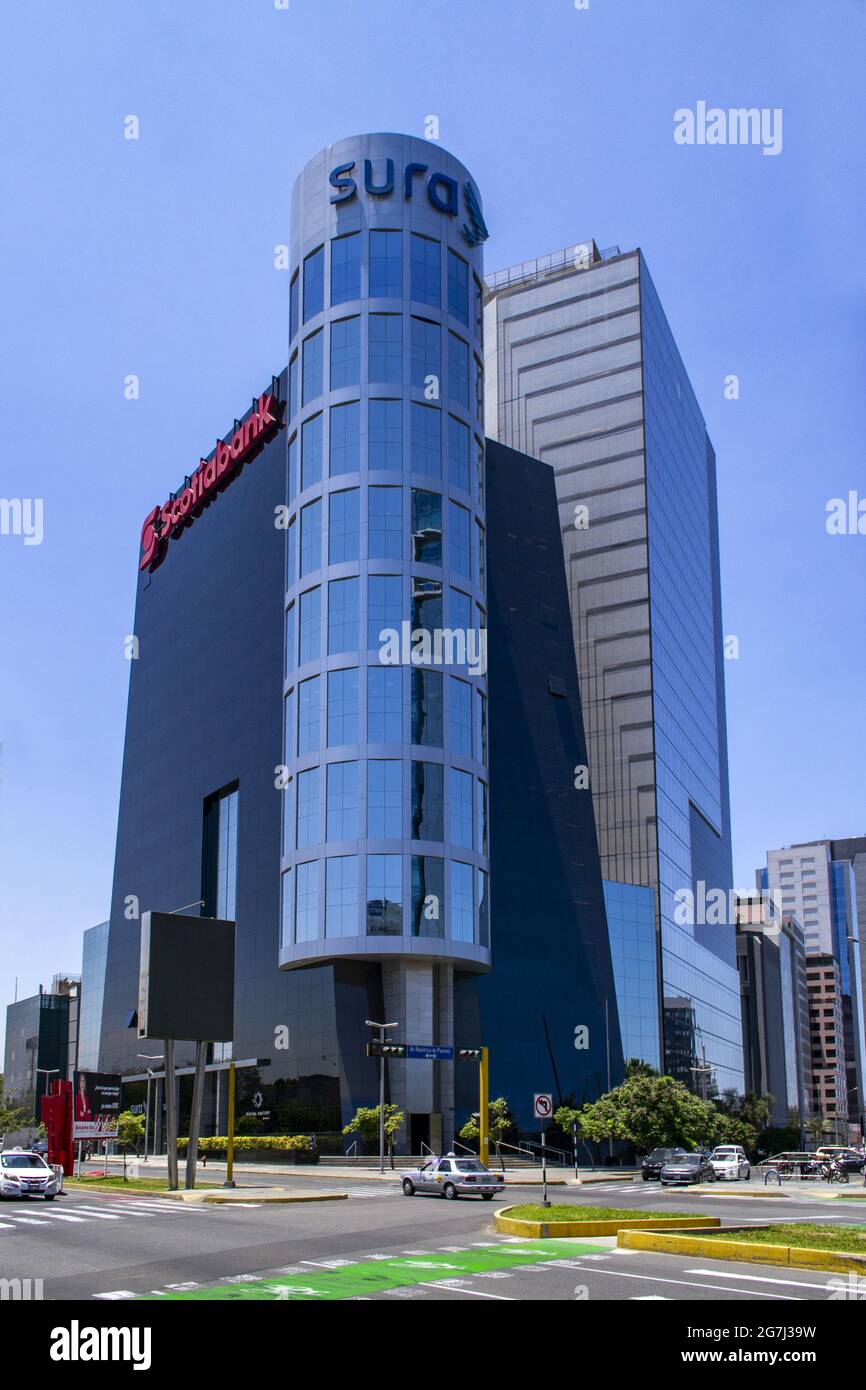 LIMA, PERÚ - Mar 03, 2021: Edificio de oficinas de negocios, centro  financiero en San Isidro Perú Fotografía de stock - Alamy