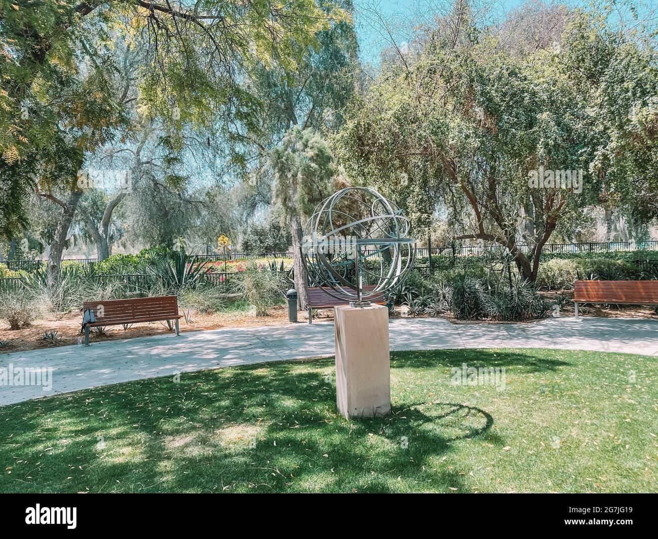Parque urbano relajante con un diseño moderno | Atracciones familiares | Parque Umm al Emarat en Abu Dhabi, Emiratos Árabes Unidos Foto de stock