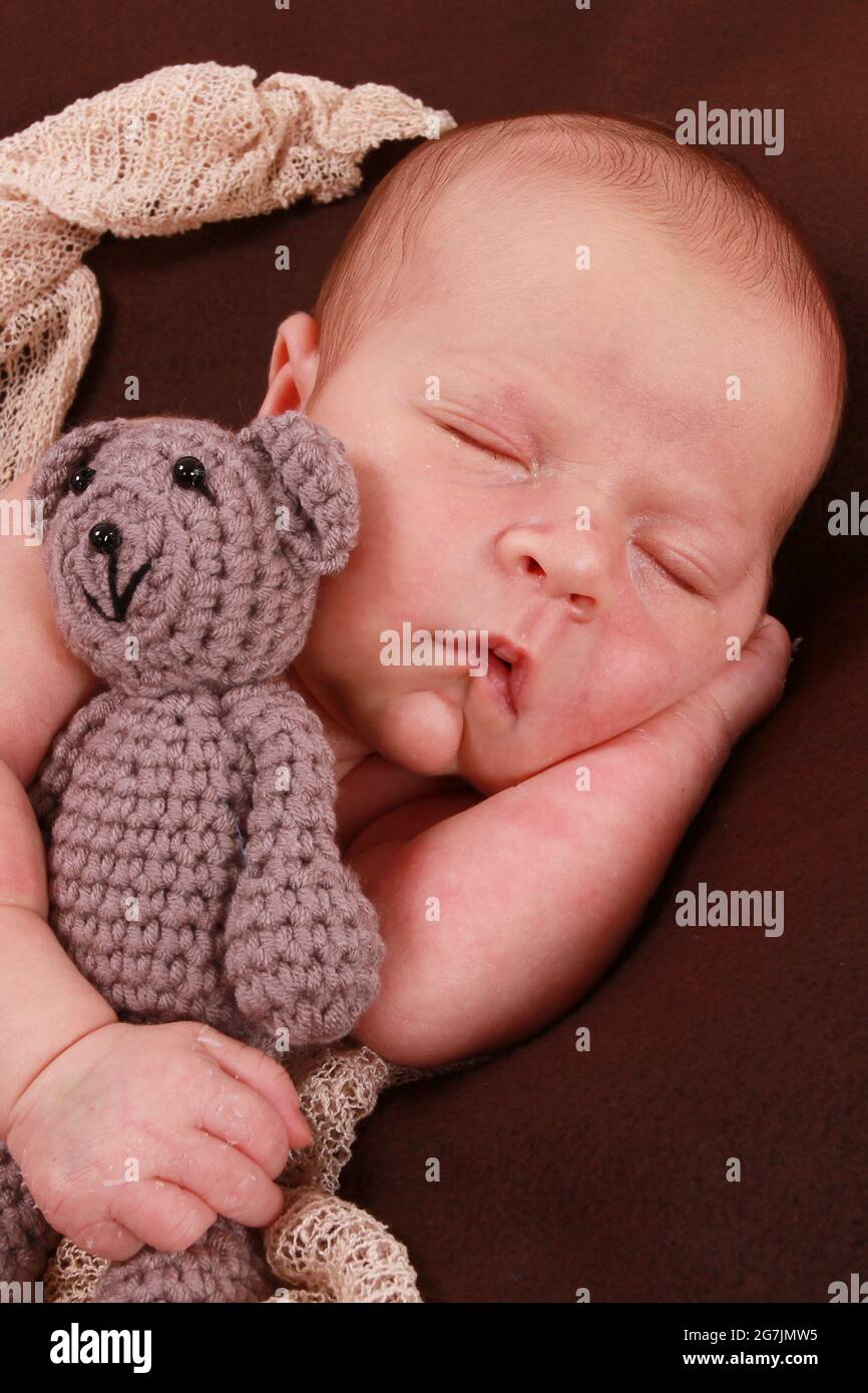 Lindo Bebé Recién Nacido Duerme Con Juguetes, Ositos De Peluche A Su  Alrededor Fotos, retratos, imágenes y fotografía de archivo libres de  derecho. Image 85539074